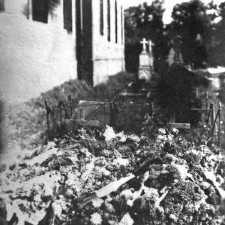 Les tombes fleuries des deux pilotes en 1944